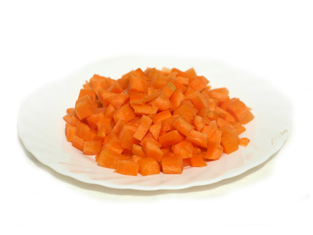 čistená mrkva kocky